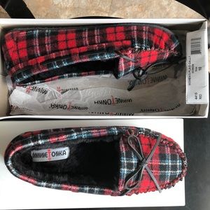 NIB Red plaid Minnetonka moccasin slippers